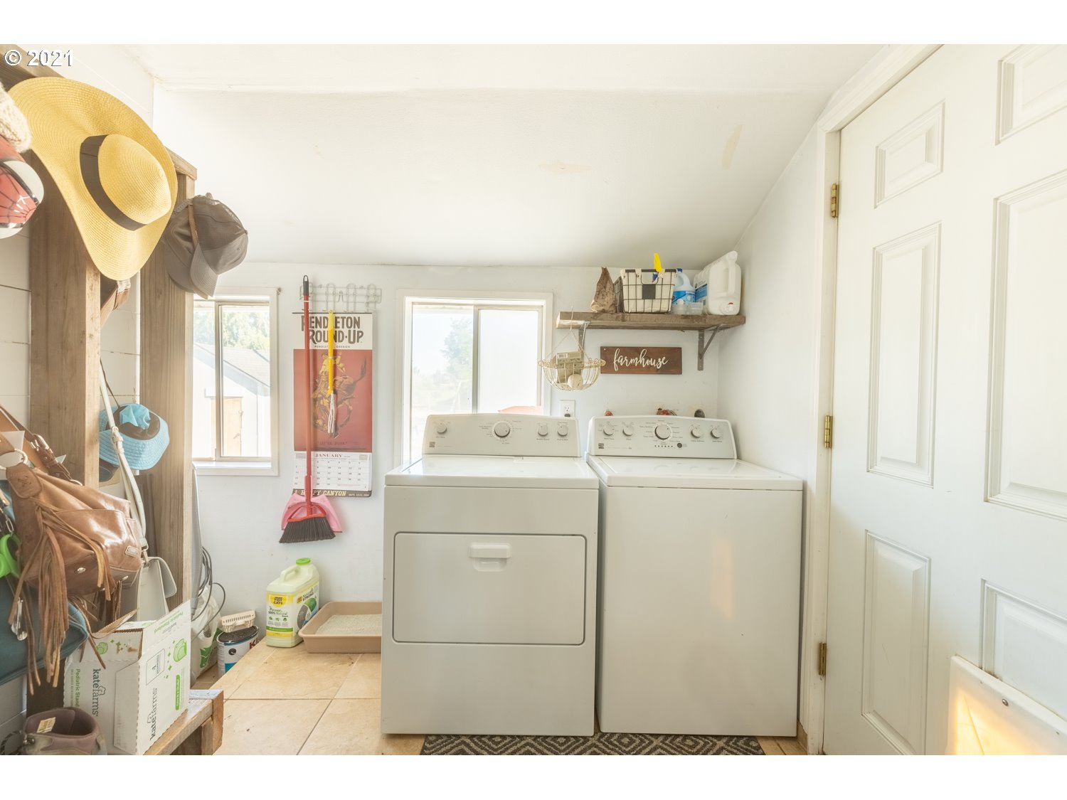 32575 Baxter Road Hermiston, OR 97838 - Photo 5 of 32 a storage room with washer and dryer