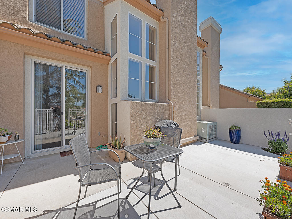 657 Cardinal Ridge Lane, Unit C Simi Valley, CA 93065 - Photo 4 of 53 a view of a chairs and table in a patio
