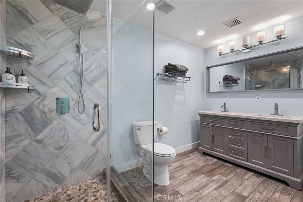 4941 Catamaran Street Oxnard, CA 93035 - Photo 27 of 72 Unit B primary bathroom