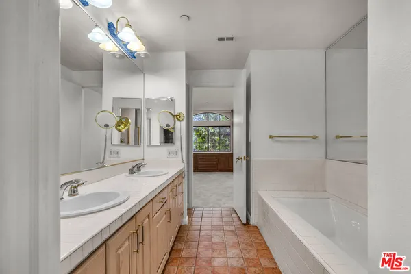 $1,395,000 | 200 North Swall Drive, Unit 313, Beverly Hills, CA 90211