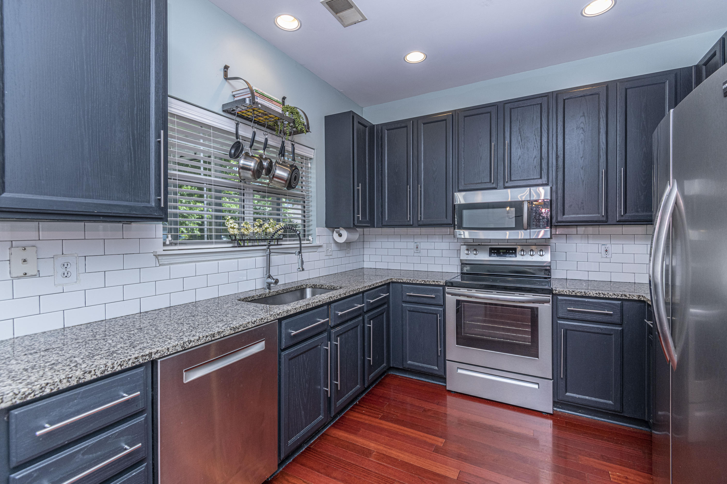 352 Rice Bay Drive Mount Pleasant, SC 29464 - Photo 4 of 38 Granite Counters/Stainless Appliances