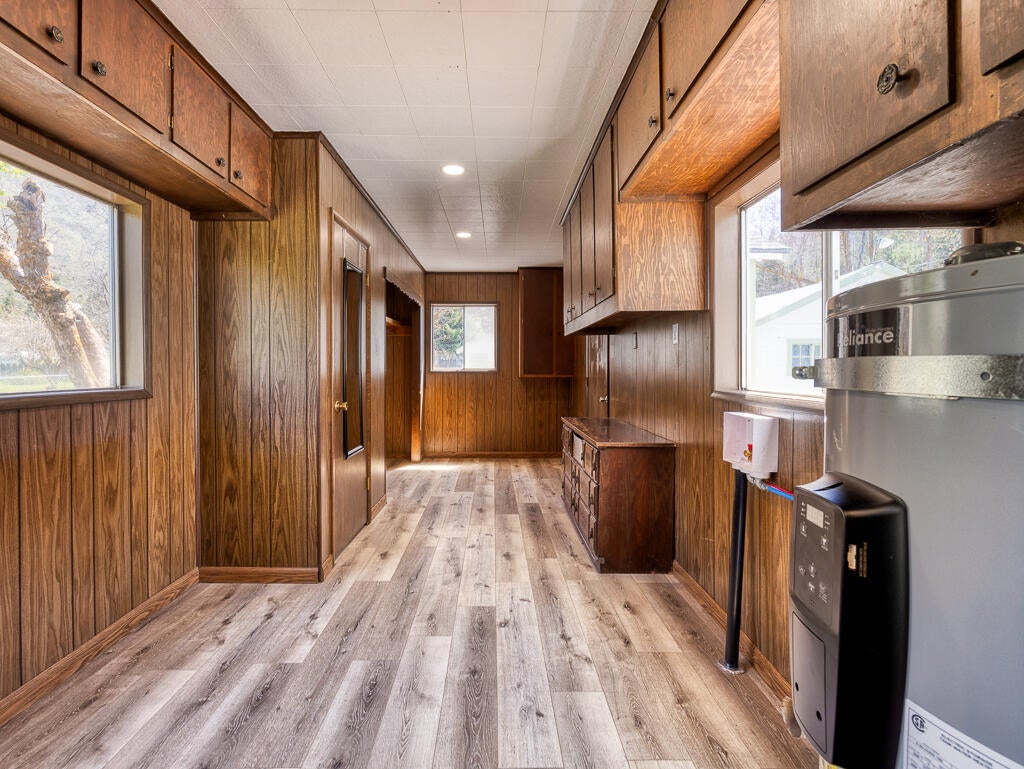 8841 Shady Pine Road Klamath Falls, OR 97601 - Photo 19 of 33 Laundry Room