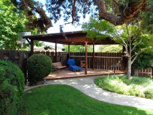 676 West Huntsman Avenue Reedley, CA 93654 - Photo 16 of 18 a view of a patio with a table chairs and a yard