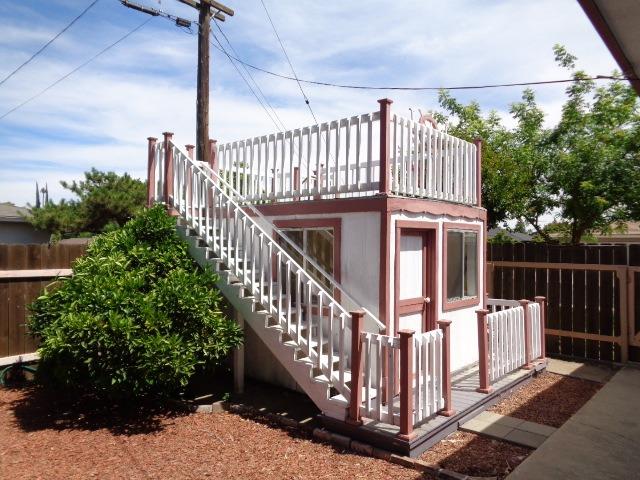 676 West Huntsman Avenue Reedley, CA 93654 - Photo 17 of 18 a view of balcony with small garden