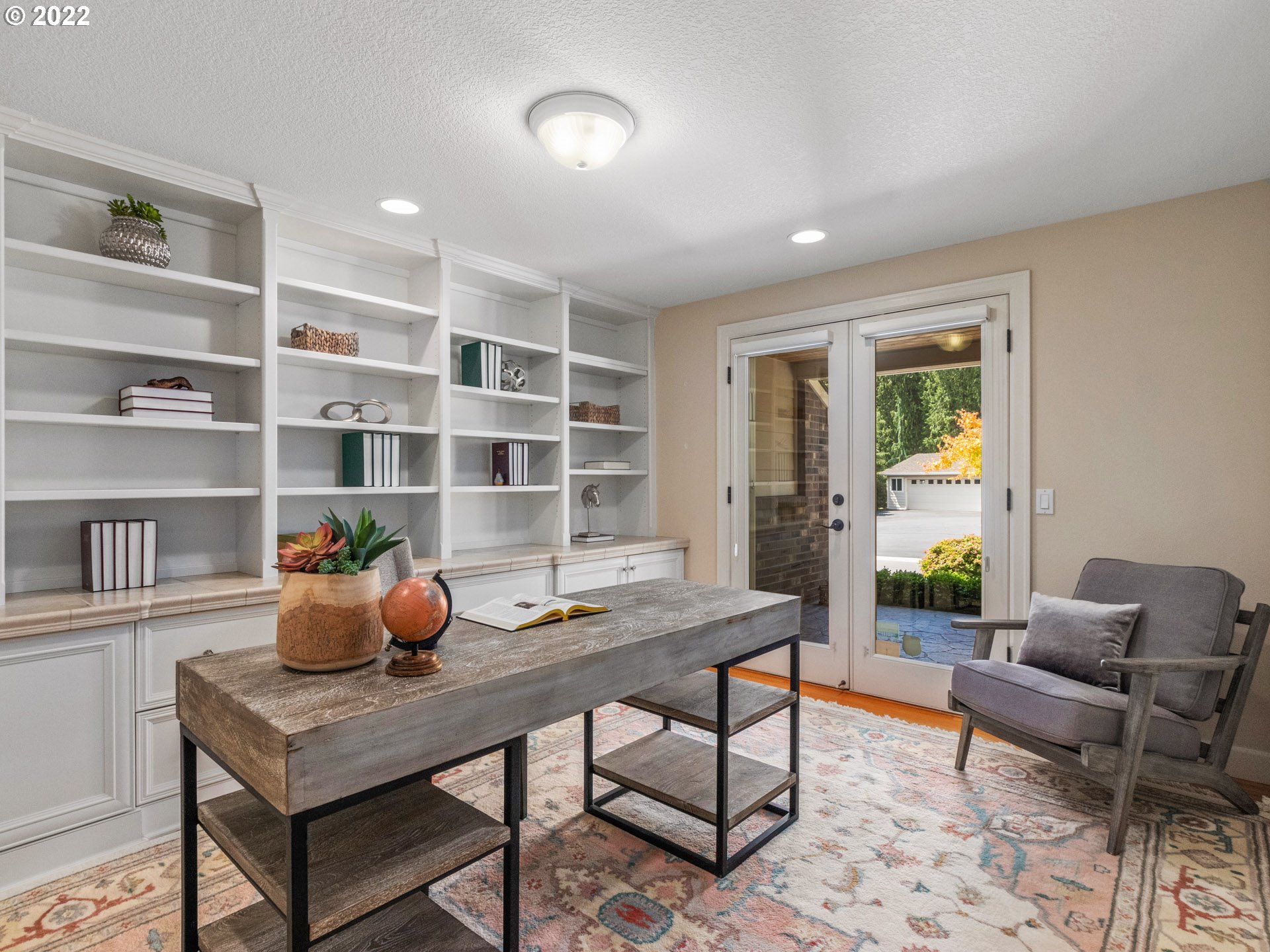 3515 Northwest 221st Street Ridgefield, WA 98642 - Photo 12 of 32 a workspace with furniture and a potted plant