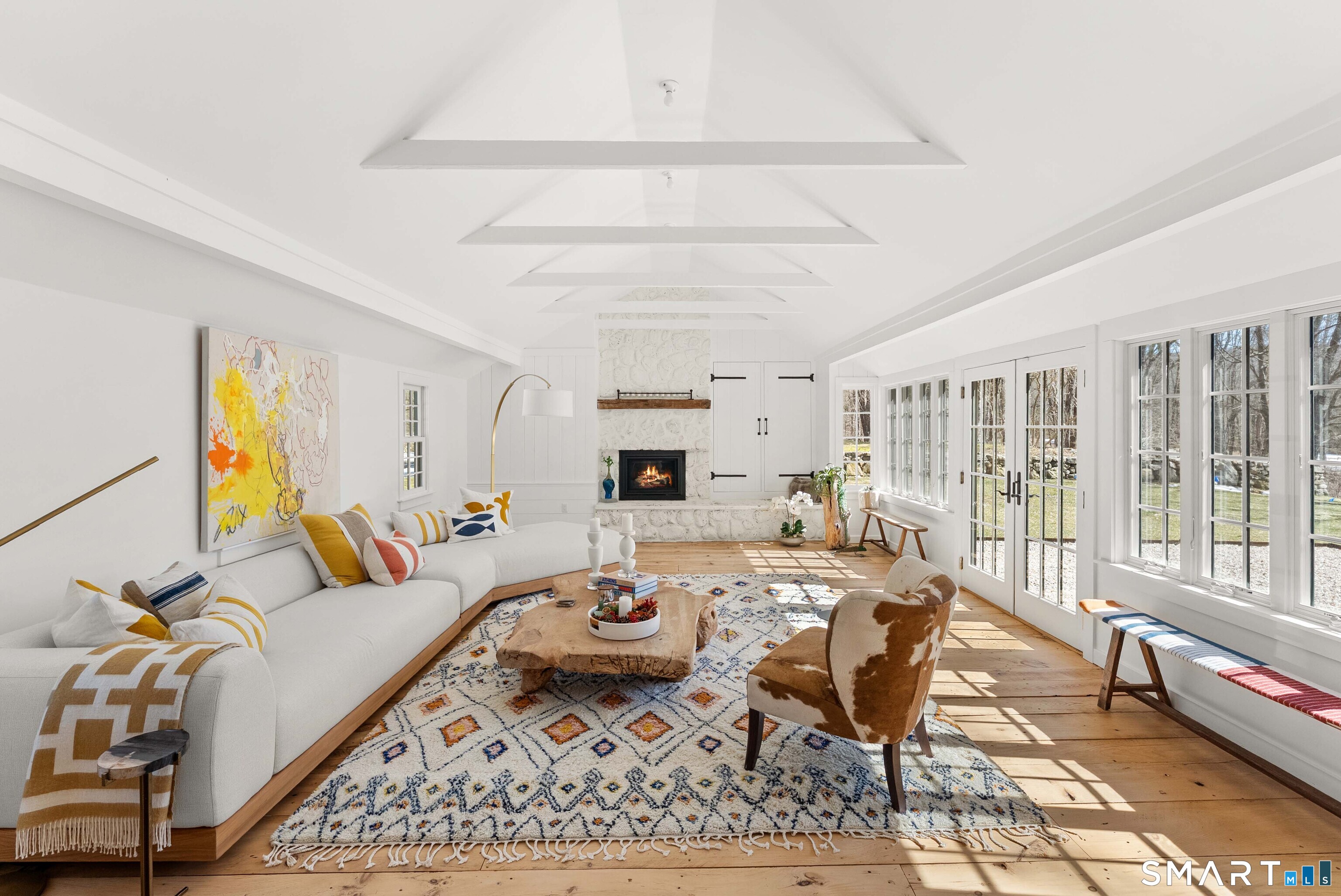 382 Weekeepeemee Road Woodbury, CT 06798 - Photo 14 of 40 a living room with furniture and a table