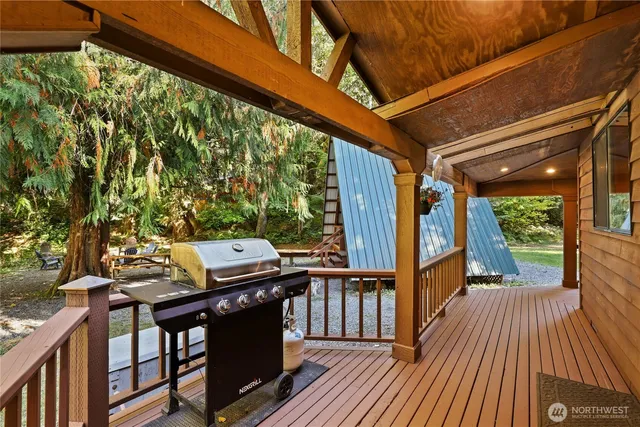 a view of front of house with a yard