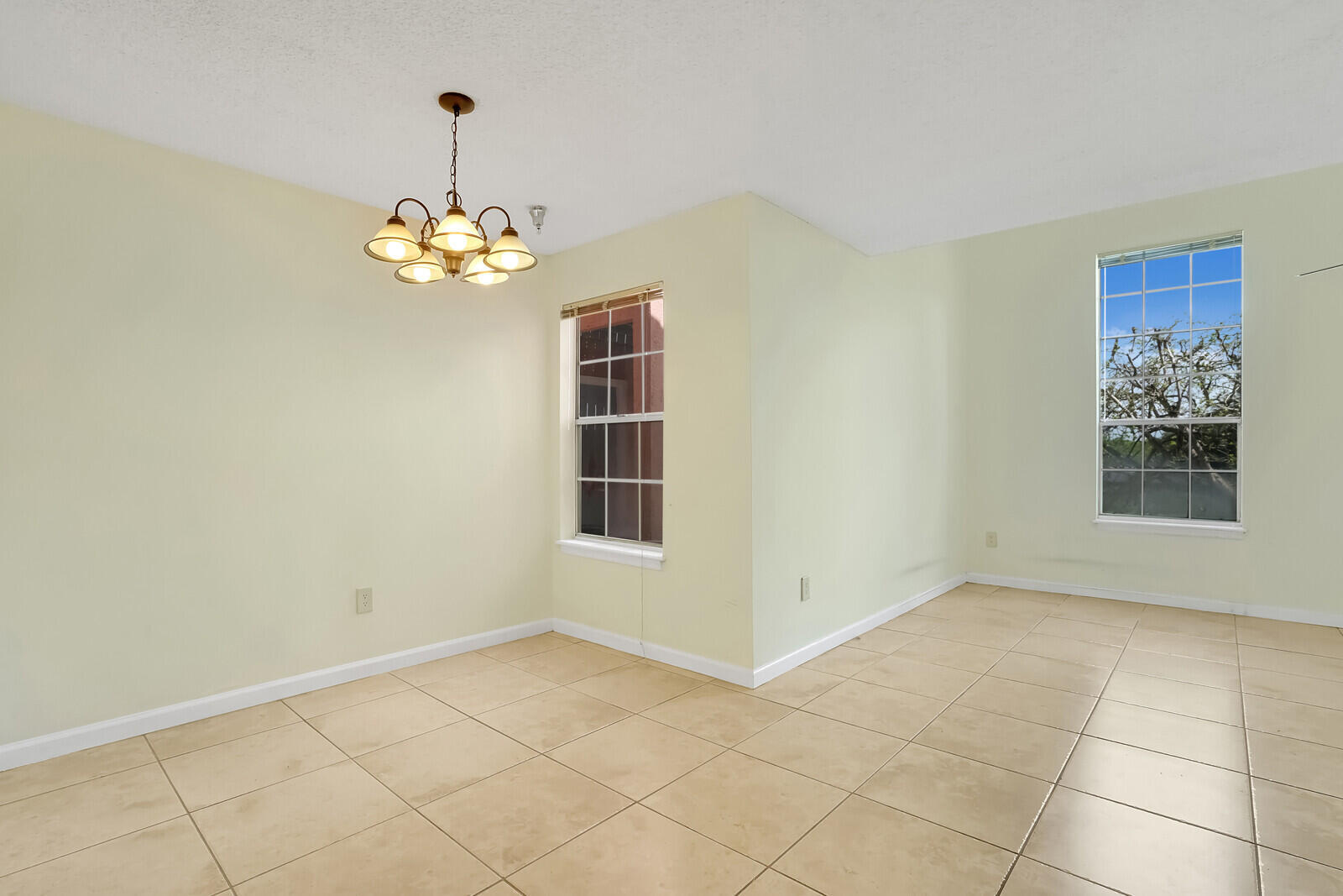 1385 Crystal Way, Unit M Delray Beach, FL 33444 - Photo 8 of 29 Living Room/Dining Area