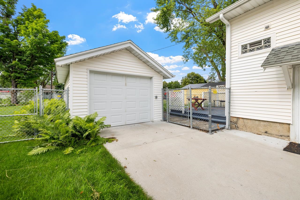 2909 Algoma Street Stevens Point, WI 54481 - Photo 2 of 41