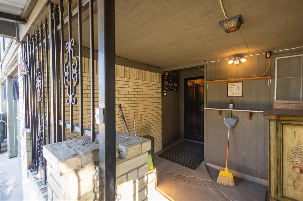 809 Lomo Street Fort Worth, TX 76110 - Photo 3 of 31 a bathroom with a shower