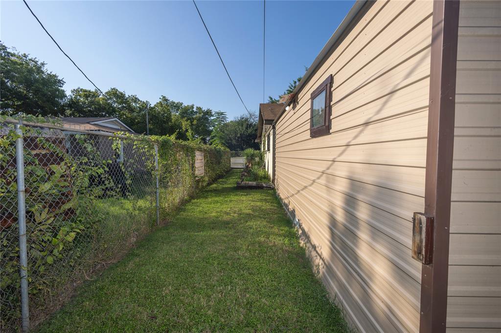 809 Lomo Street Fort Worth, TX 76110 - Photo 10 of 31 a view of a back yard of the house