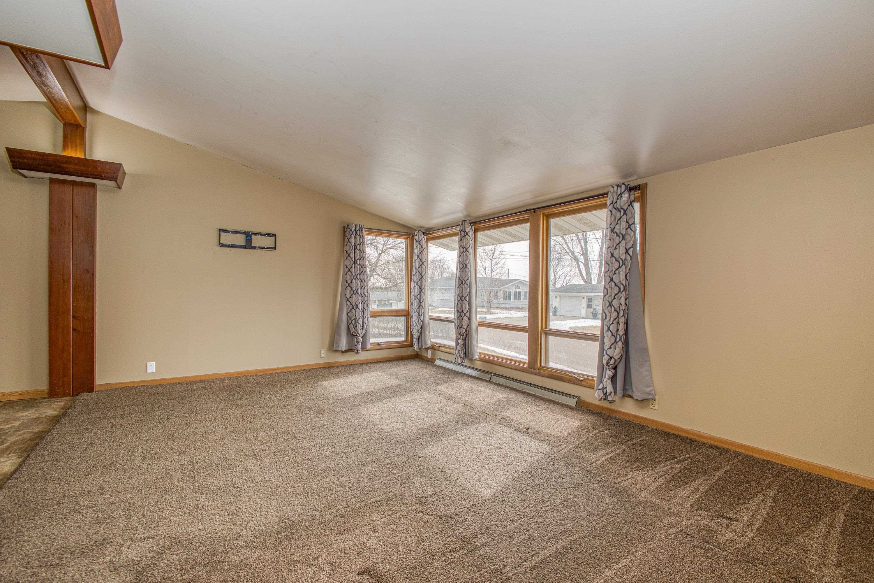 806 Driver Street Darlington, WI 53530 - Photo 4 of 35