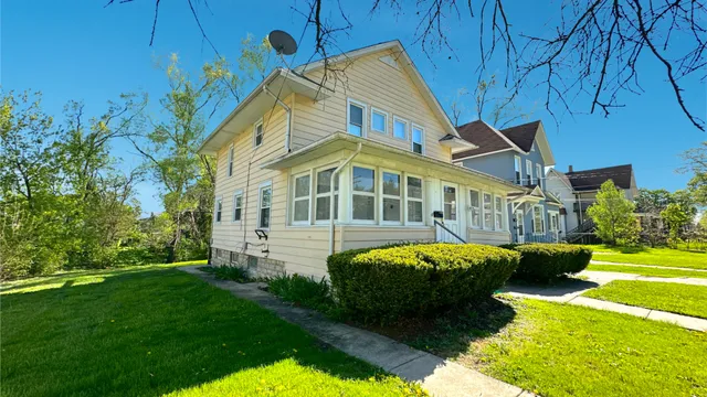 a view of a house with a backyard