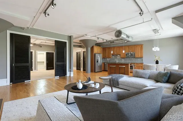 $320,000 | 4901 Washington Boulevard, Unit 4B, St. Louis, MO 63108