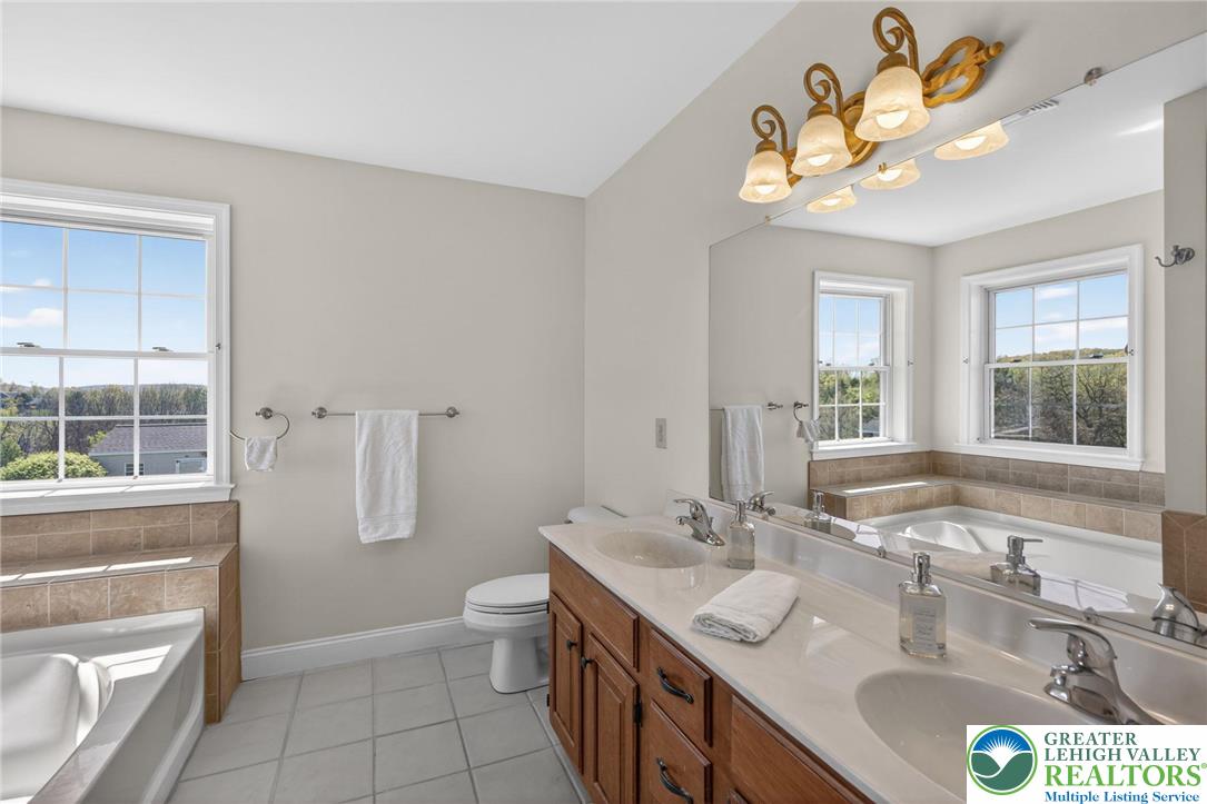 353 Farmington Road Breinigsville, PA 18031 - Photo 31 of 41 En-sutie Bath/soaking tub