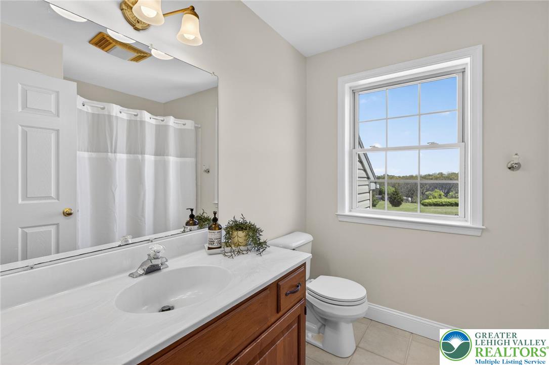 353 Farmington Road Breinigsville, PA 18031 - Photo 35 of 41 Full hall bath serving additional bedrooms