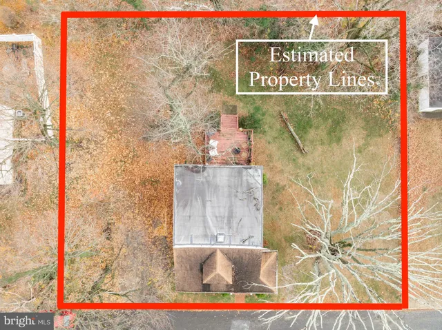 a sign that is on the wall of a building