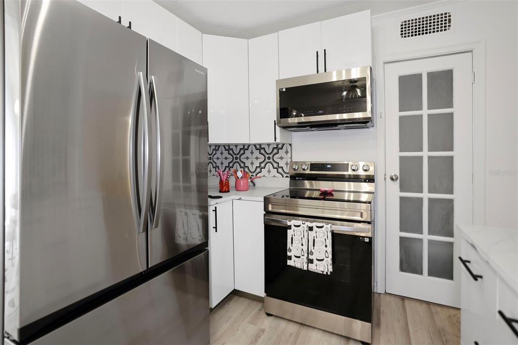 559 Scotland Street Dunedin, FL 34698 - Photo 7 of 66