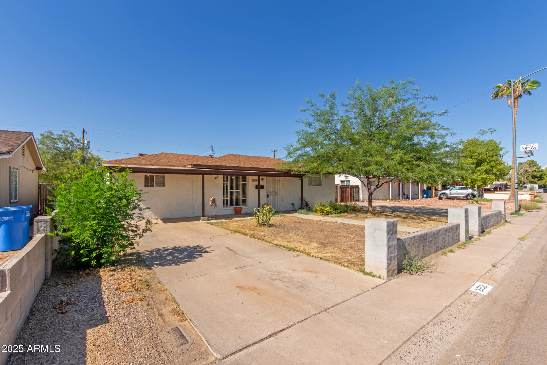 2752 West Royal Palm Road Phoenix, AZ 85051 - Photo 3 of 23 a view of a house with backyard and sitting area