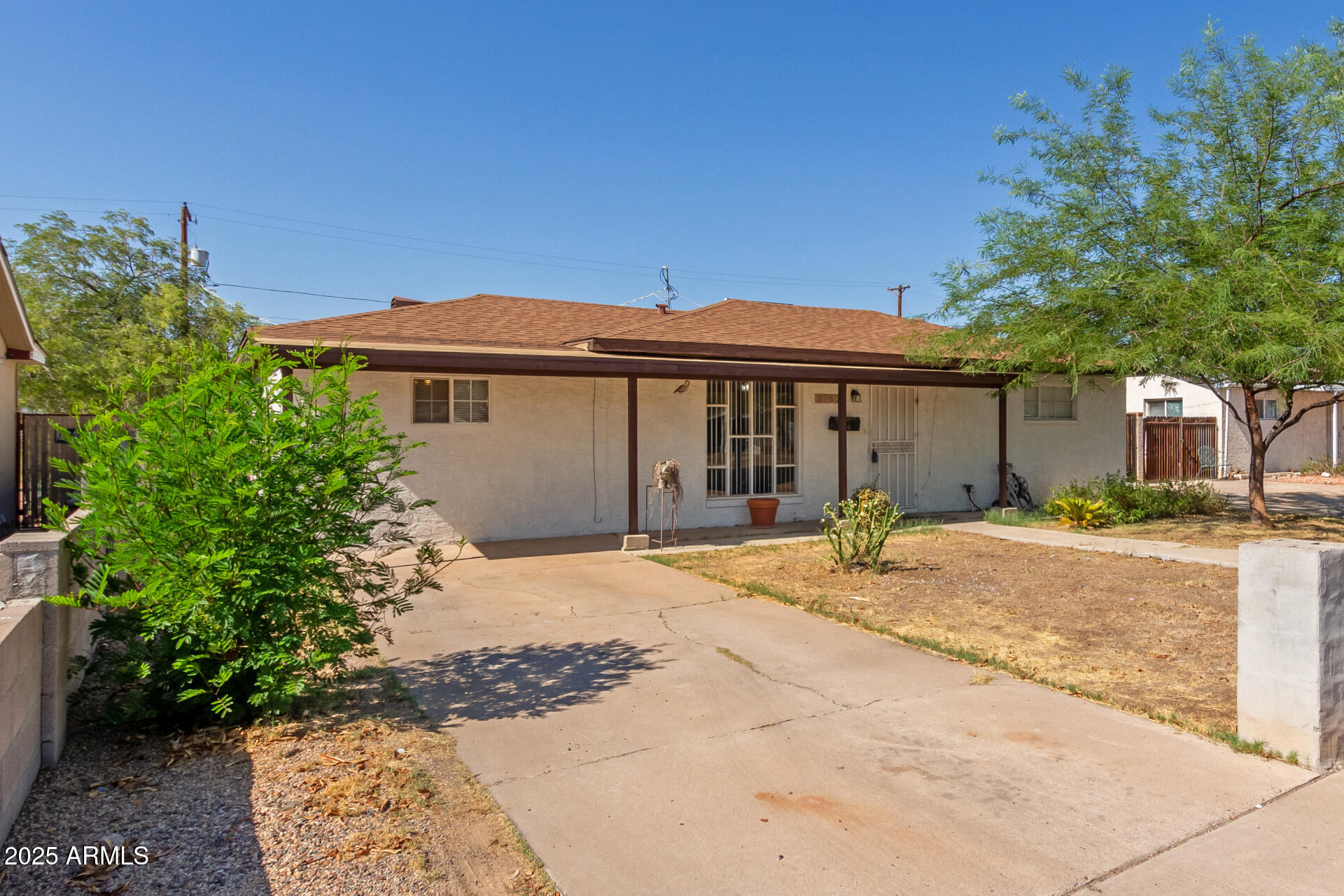 2752 West Royal Palm Road Phoenix, AZ 85051 - Photo 4 of 23 a front view of a house with a yard