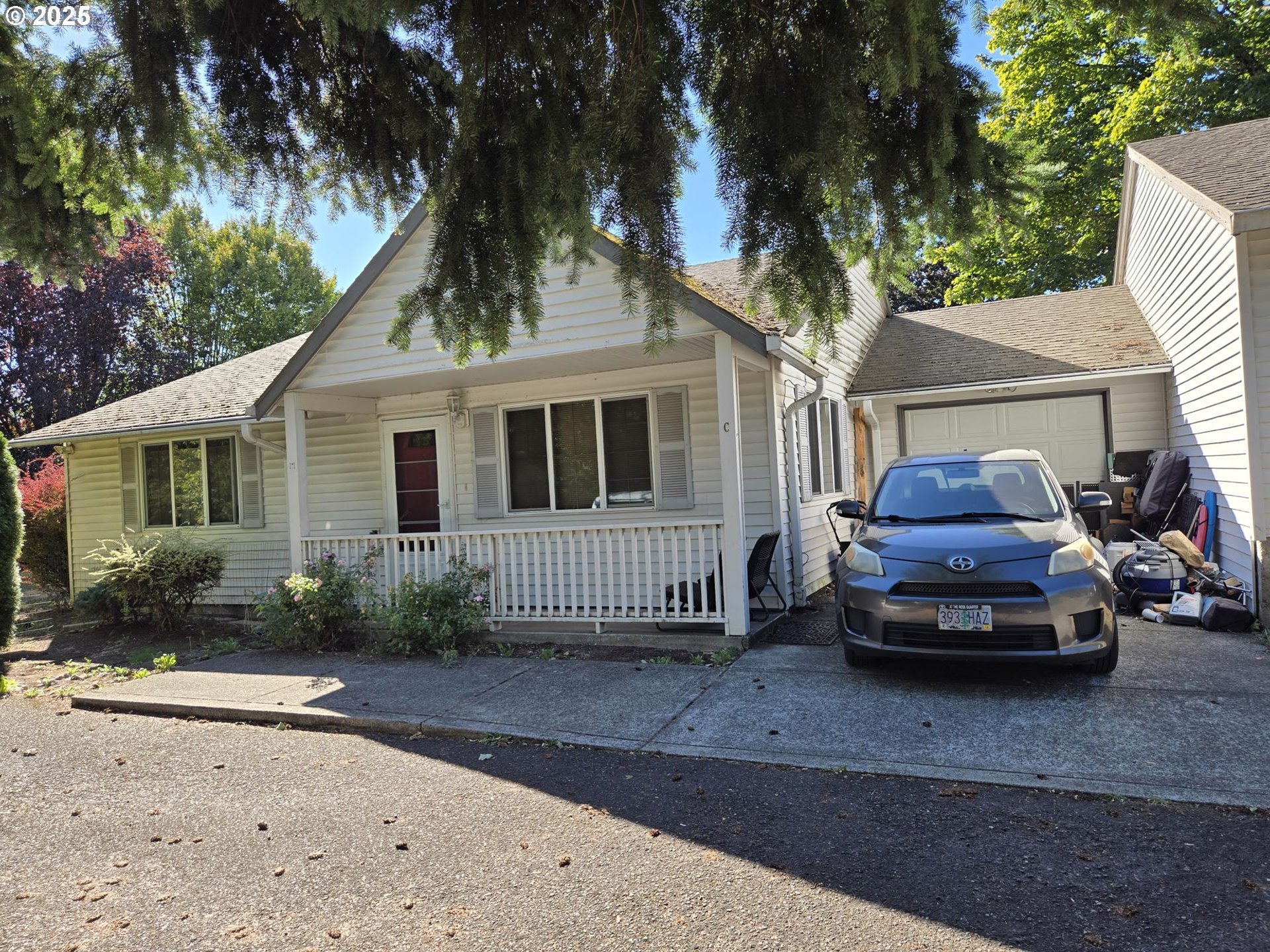 a car parked in front of a white house