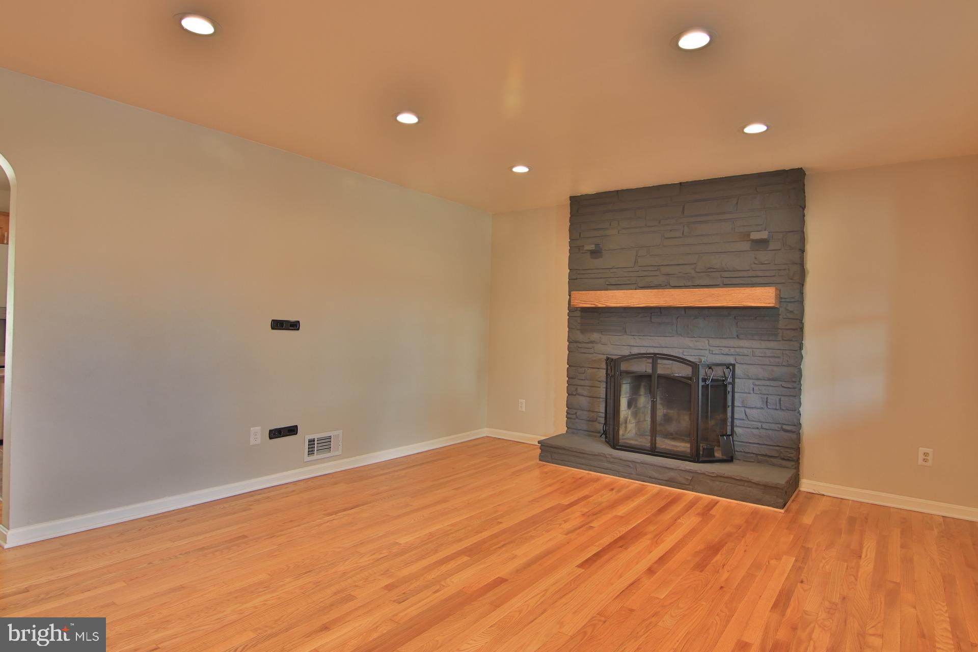 714 East Maple Road Linthicum, MD 21090 - Photo 5 of 42 Living Room