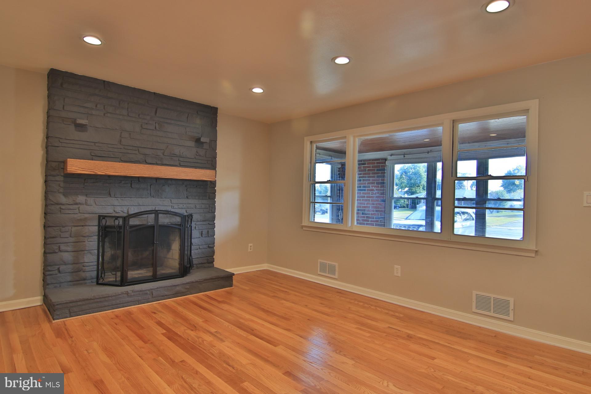714 East Maple Road Linthicum, MD 21090 - Photo 6 of 42 Living Room