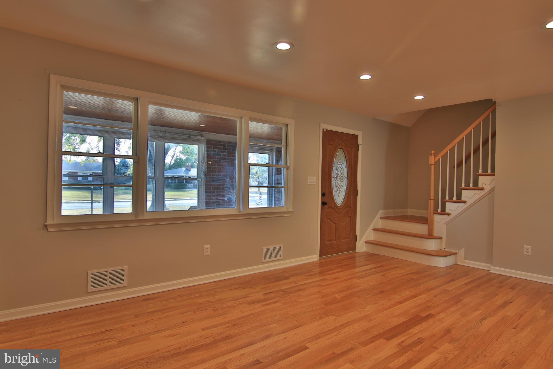 714 East Maple Road Linthicum, MD 21090 - Photo 8 of 42 Living Room