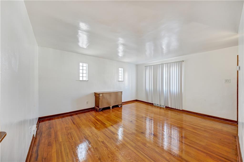 1233 Holmes Street McKees Rocks, PA 15136 - Photo 5 of 24