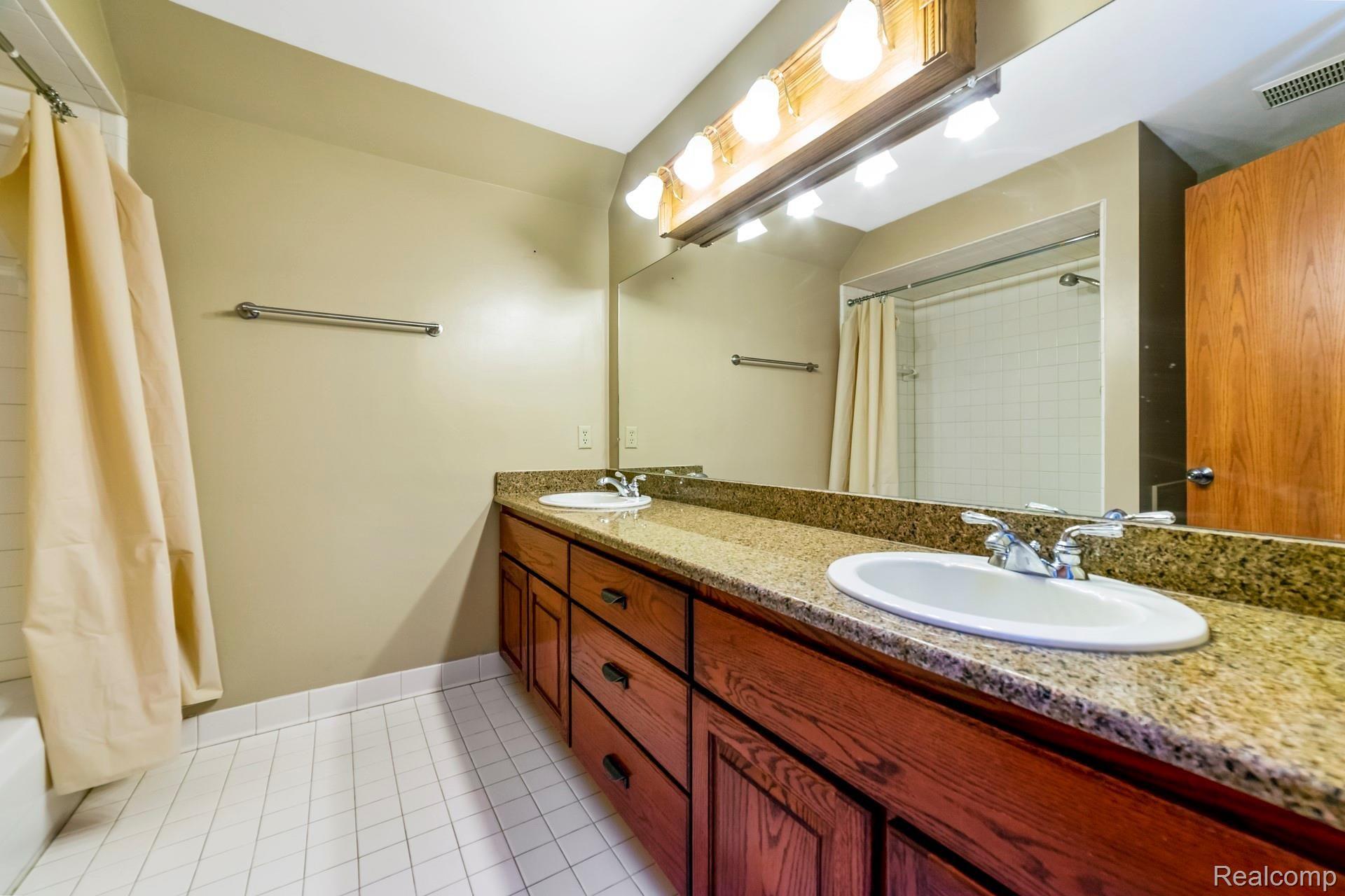4190 Oak Tree Circle Rochester, MI 48306 - Photo 16 of 34 016-photo-bathroom-7059730.jpg