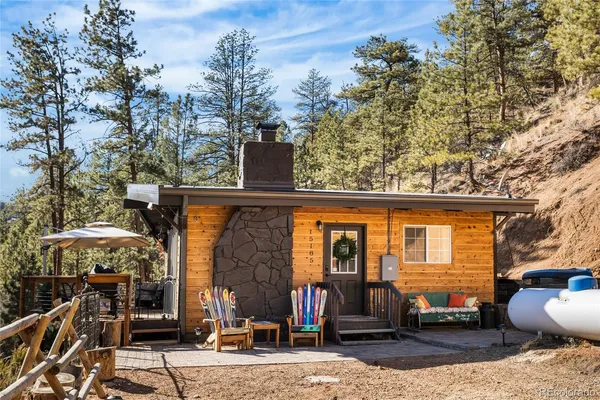 a view of a house with backyard