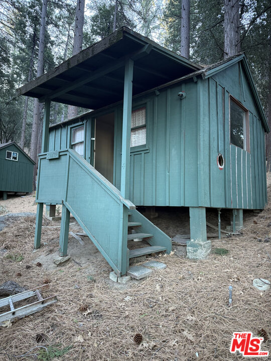 52101 Red Hill Road Idyllwild, CA 92549 - Photo 8 of 8 a backyard of a house with wooden fence and deck