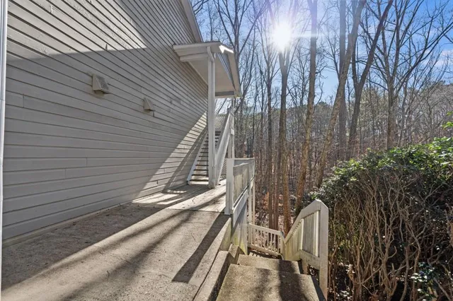 a view of a backyard