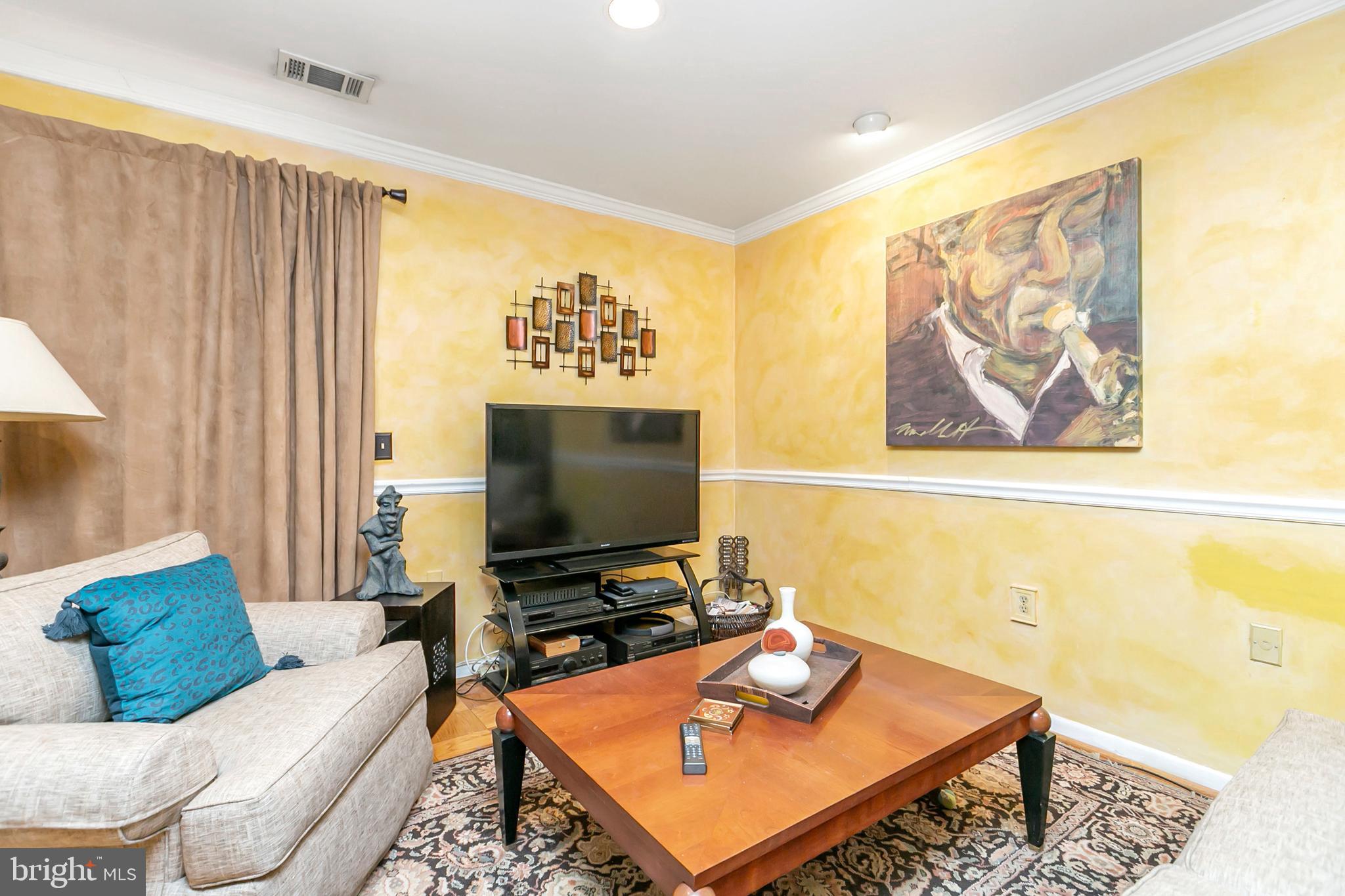 111 Cross Keys Road, Unit R111D Baltimore, MD 21210 - Photo 4 of 15 Living room