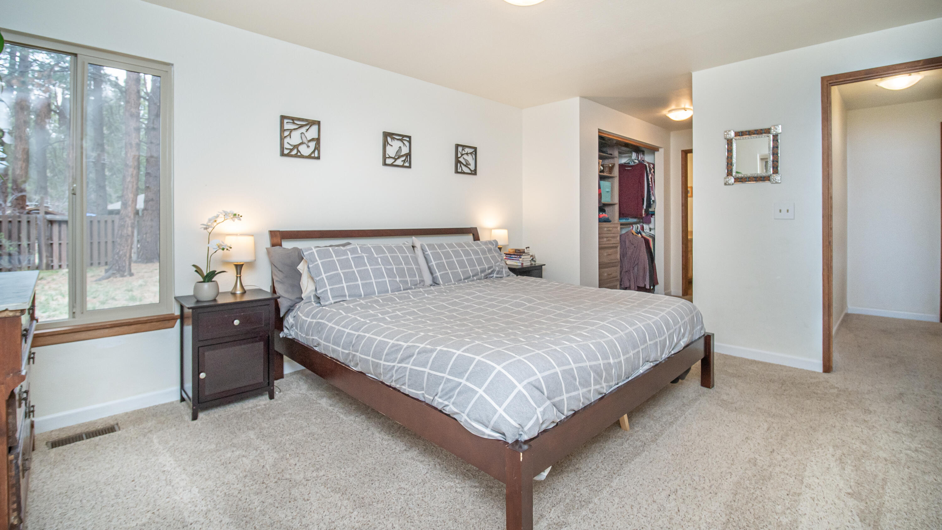 60129 Agate Road Bend, OR 97702 - Photo 20 of 41 Bathroom en suite