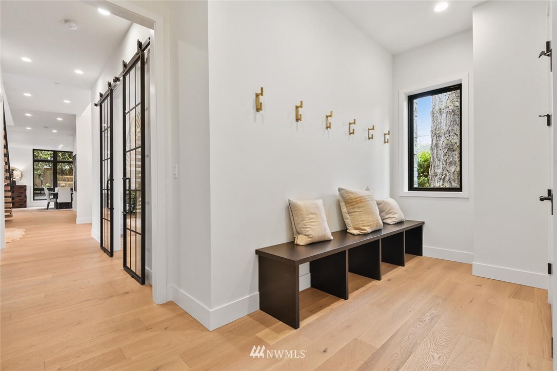 4605 108th Avenue Northeast Kirkland, WA 98033 - Photo 4 of 35