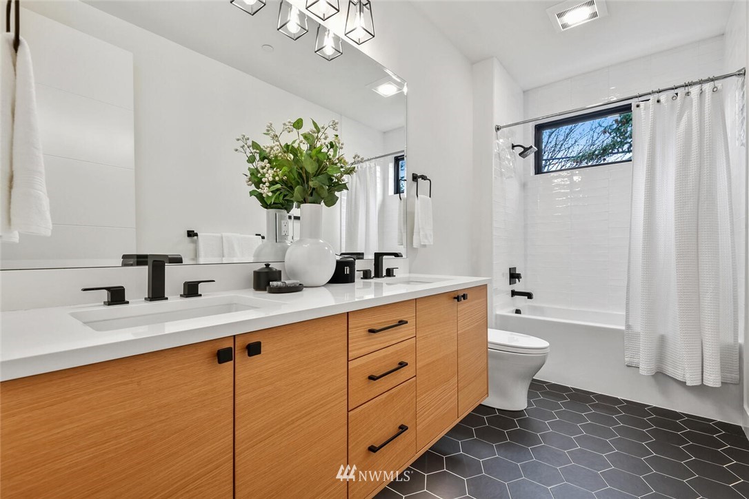 4605 108th Avenue Northeast Kirkland, WA 98033 - Photo 32 of 35