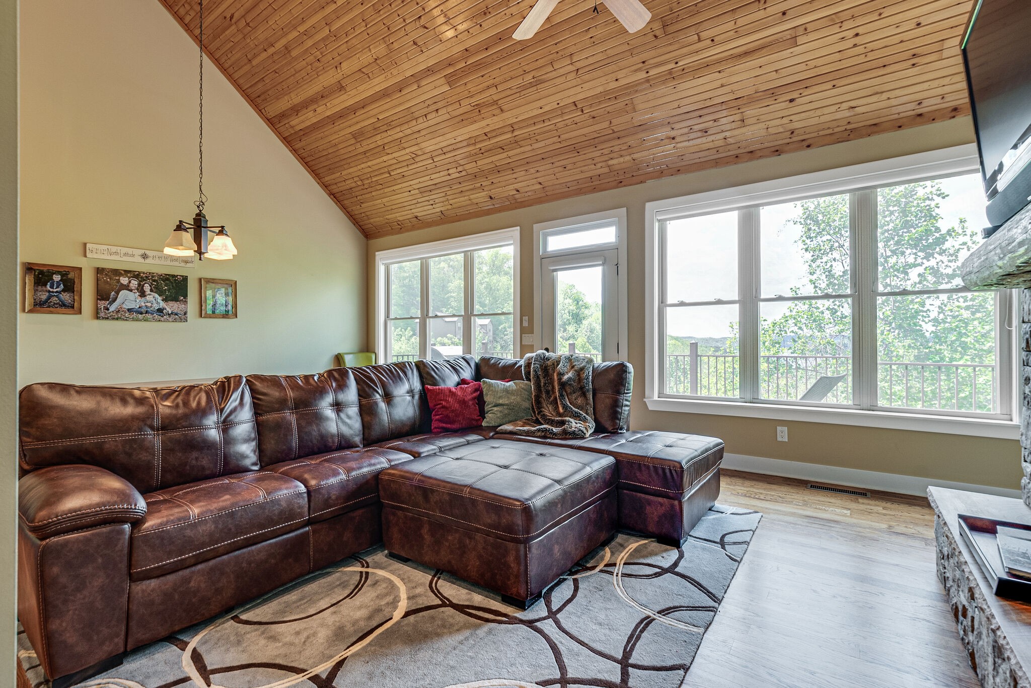 115 Vista Pt Road, Unit 115 Silver Point, TN 38582 - Photo 16 of 50 a living room with furniture and a large window