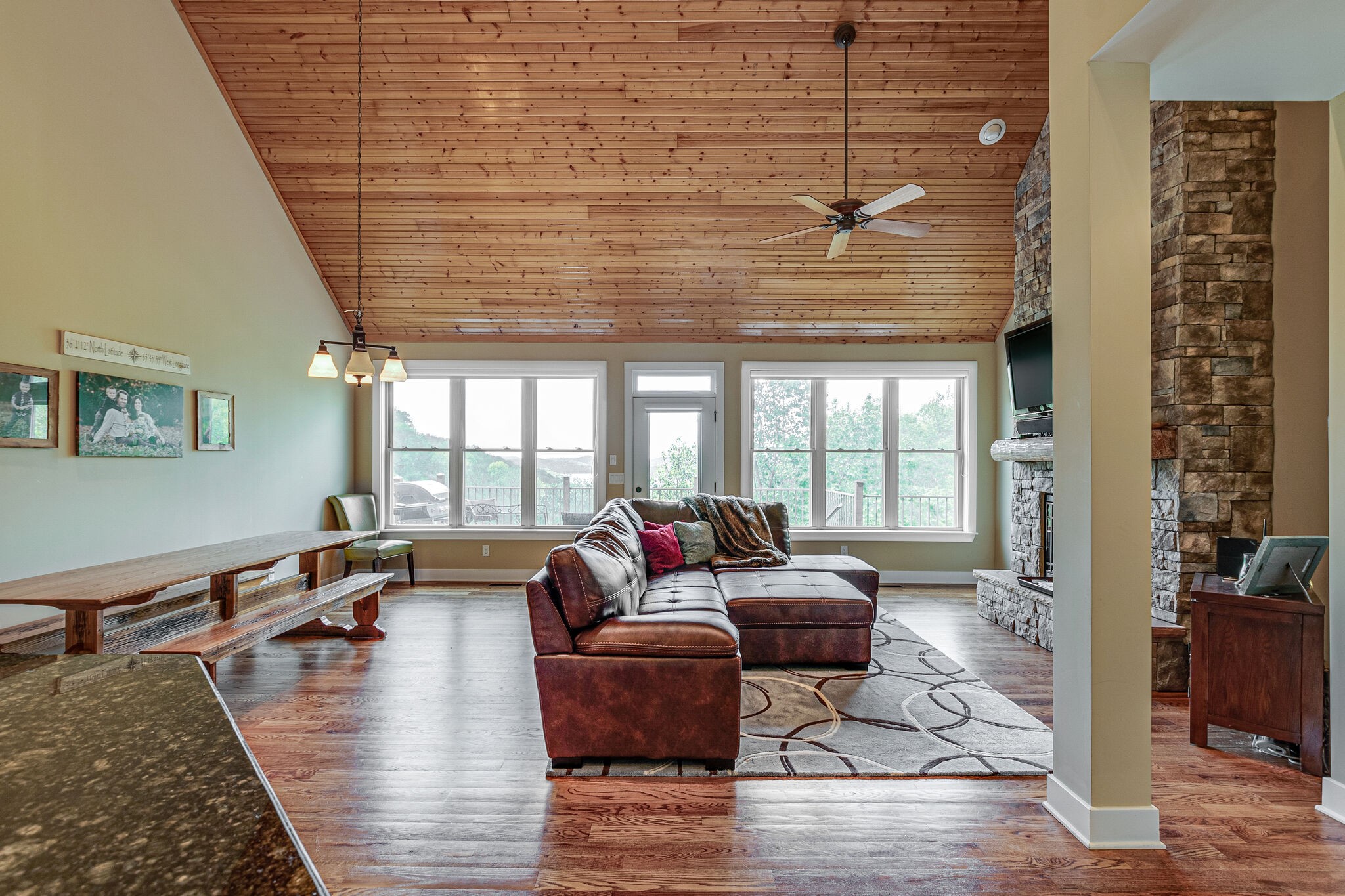 115 Vista Pt Road, Unit 115 Silver Point, TN 38582 - Photo 17 of 50 a living room with furniture