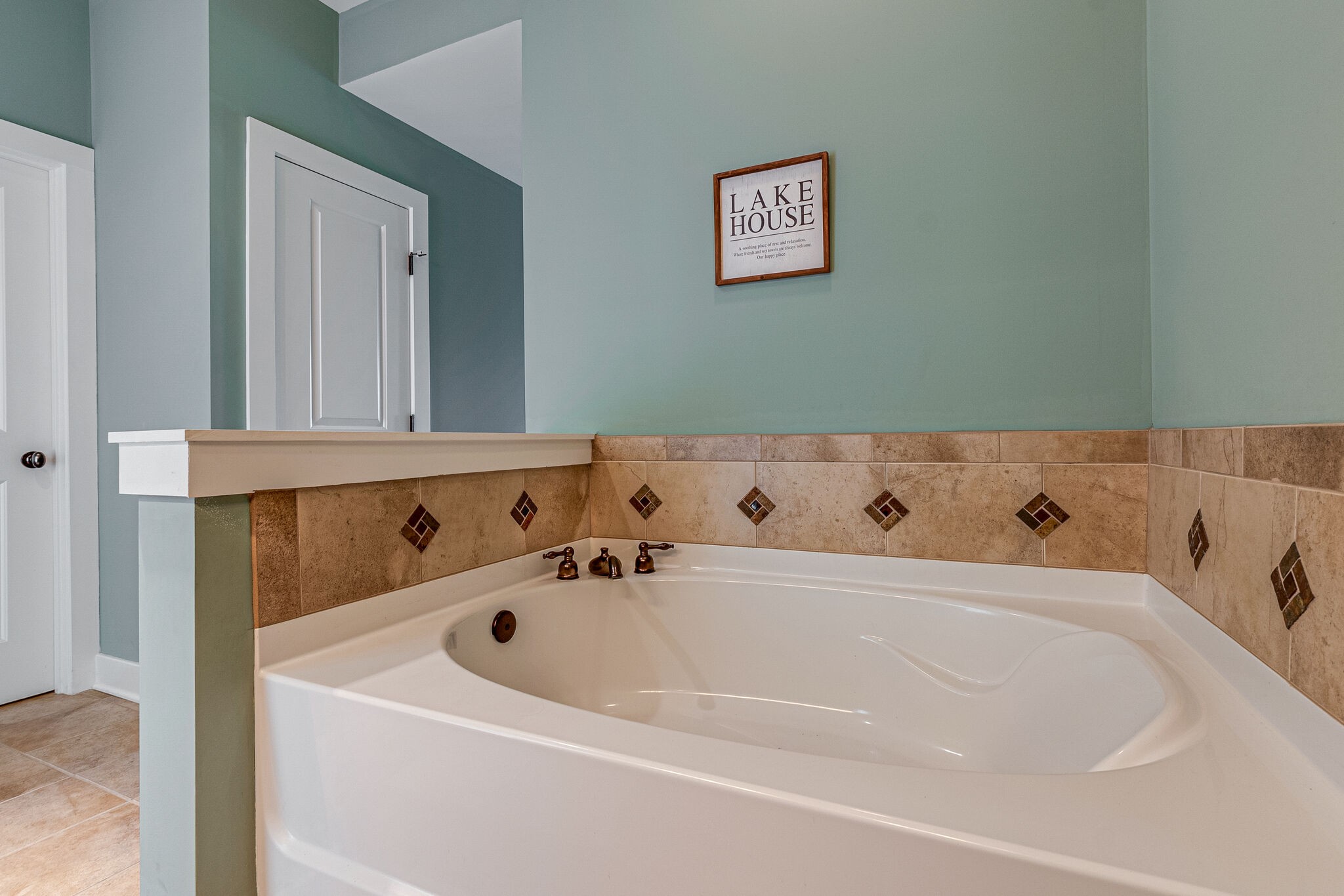 115 Vista Pt Road, Unit 115 Silver Point, TN 38582 - Photo 23 of 50 a bathroom with a bathtub