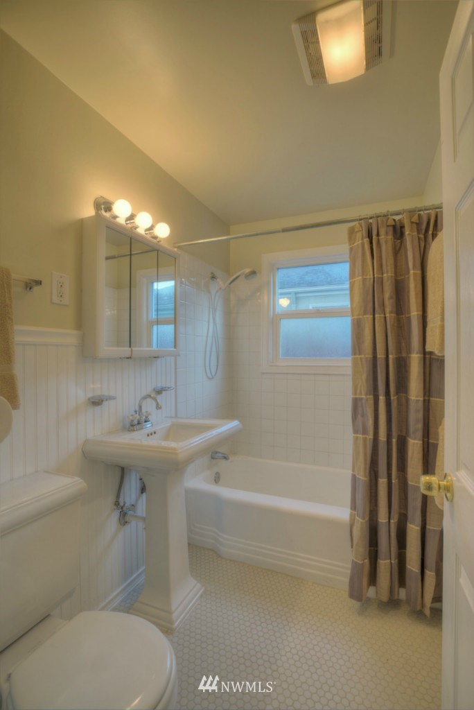 8208 39th Avenue Southwest Seattle, WA 98136 - Photo 11 of 15