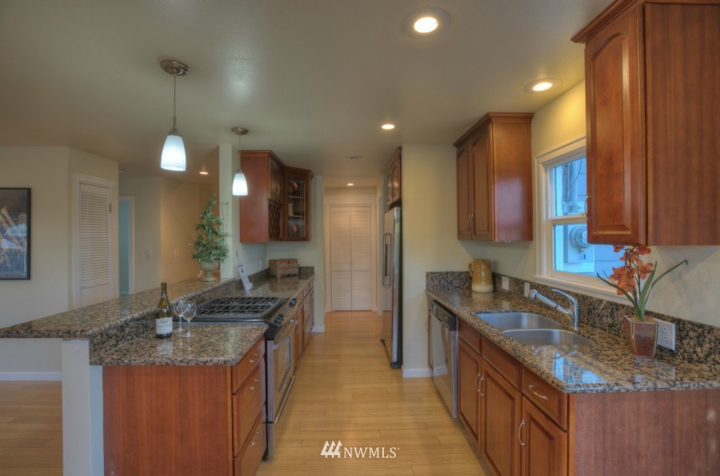 8208 39th Avenue Southwest Seattle, WA 98136 - Photo 4 of 15