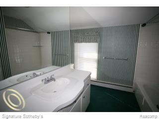 53 Waldon Road Clarkston, MI 48346 - Photo 17 of 22 2nd Flr Bath