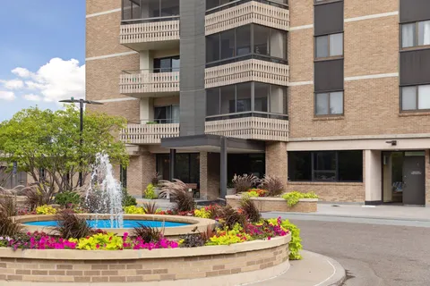 $136,900 | 400 Groveland Avenue, Unit 910, Minneapolis, MN 55403