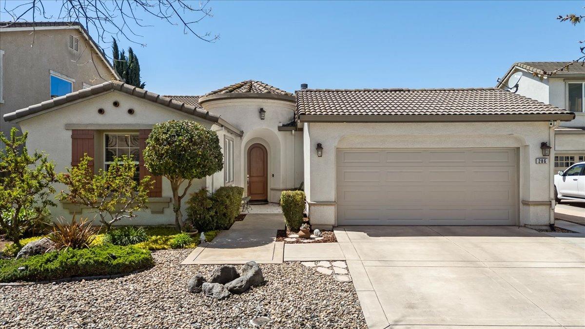 286 Cresta Way Oakdale, CA 95361 - Photo 1 of 57 a front view of a house with garden