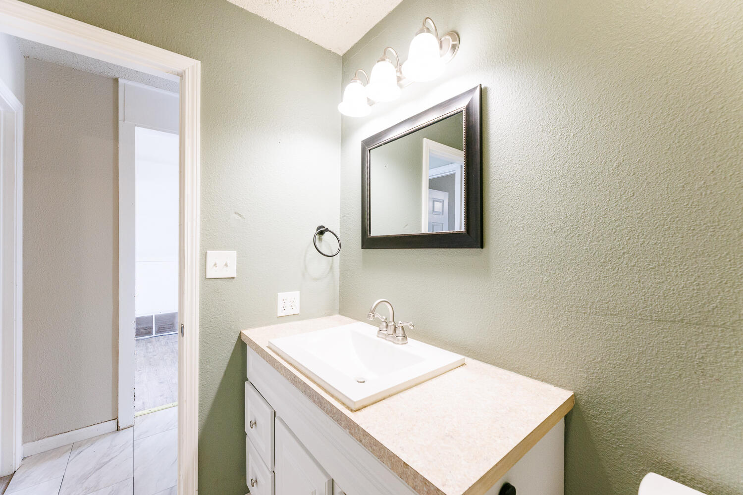 4503 43rd Street Lubbock, TX 79414 - Photo 33 of 42 Second Bathroom