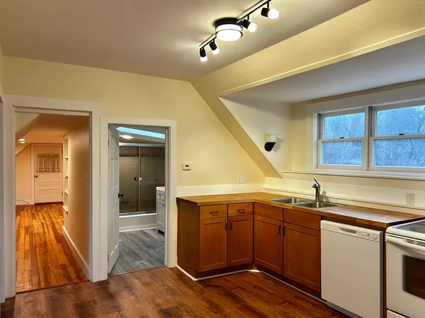 $2,000 | 46 Elm Street, Unit 2, Shelburne Falls, MA 01370