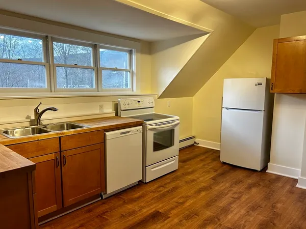 $2,000 | 46 Elm Street, Unit 2, Shelburne Falls, MA 01370