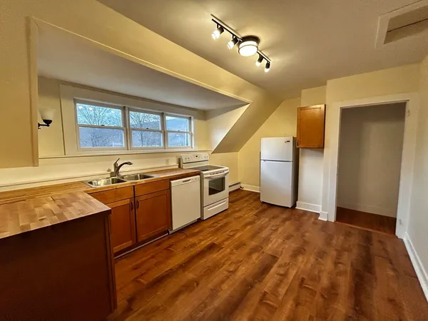 $2,000 | 46 Elm Street, Unit 2, Shelburne Falls, MA 01370