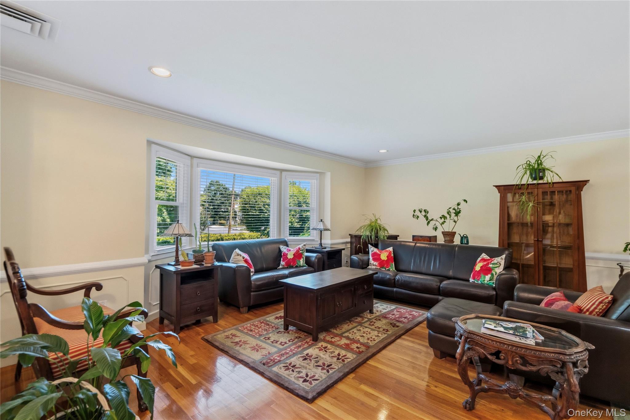 128 Atkinson Road Rockville Centre, NY 11570 - Photo 3 of 45